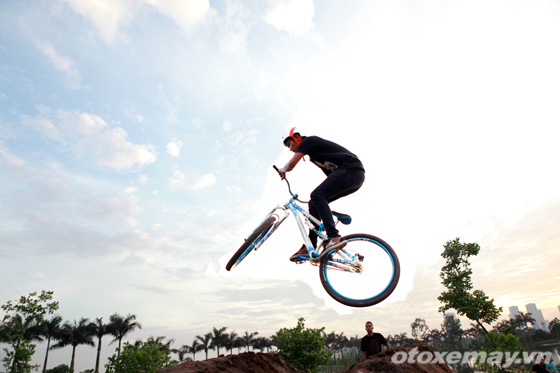 9X Hà Nội tự làm sân tập “bay” với xe đạp